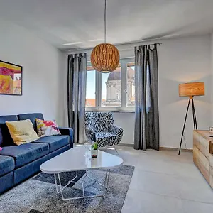 Lola App In City Center, 4+1 Pax Apartment
